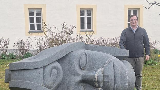 Julien Pursch neben dem Kopf des Heiligen Mauritius, dem M&auml;rtyrer von Niederalteich.