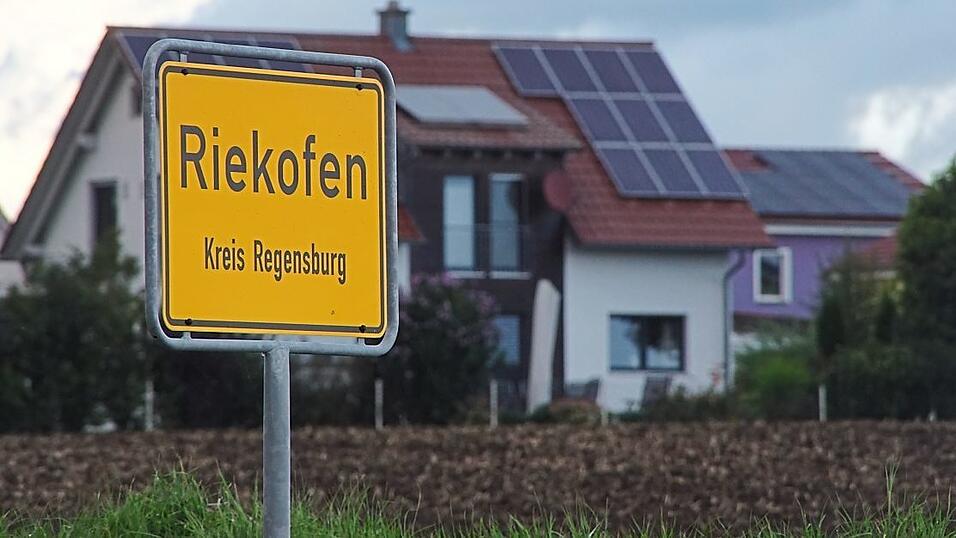 In einer Siedlung in Riekofen wurde ein Auto gefilmt.