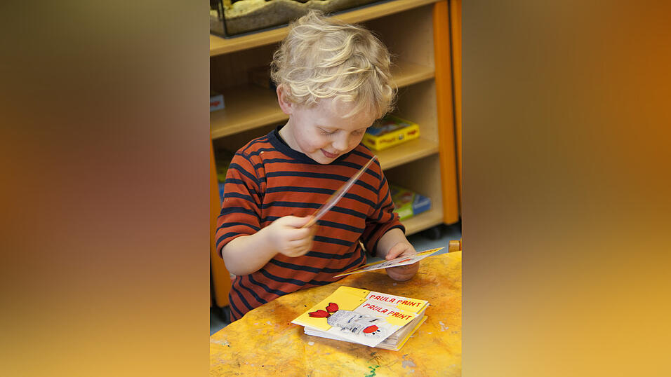 20 Kindergartenkinder des Städtischen Kindergartens in Sossau testen Anfang Januar für drei Wochen ein besonderes Projekt der Mediengruppe Straubinger Tagblatt//Landshuter Zeitung. Nach dem Zeitungsprojekt in Schulen starten die Redakteure der Jugend- und Schulredaktion das Pilotprojekt 'Zeitung im Kindergarten'. Besonderes Highlight: Zeitungsmaskottchen Paula Print. 20 Kindergartenkinder des Städtischen Kindergartens in Sossau testen Anfang Januar für drei Wochen ein besonderes Projekt der Mediengruppe Straubinger Tagblatt//Landshuter Zeitung. Nach dem Zeitungsprojekt in Schulen starten die Redakteure der Jugend- und Schulredaktion das Pilotprojekt 'Zeitung im Kindergarten'. Besonderes Highlight: Zeitungsmaskottchen Paula Print.