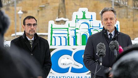 BKA-Präsident Holger Münch (r.) unterstützt die Forderung von CSU-Fraktionschef Klaus Holetschek zur Speicherung von IP-Adressen. BKA-Präsident Holger Münch (r.) unterstützt die Forderung von CSU-Fraktionschef Klaus Holetschek zur Speicherung von IP-Adressen.