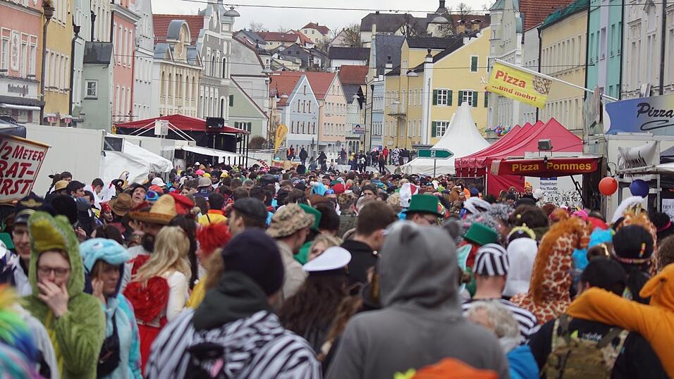 In Vilsbiburg greift das Rathaus der Narrhalla bei der Organisation des &bdquo;Unsinnigen Donnerstags&ldquo; unter die Arme.