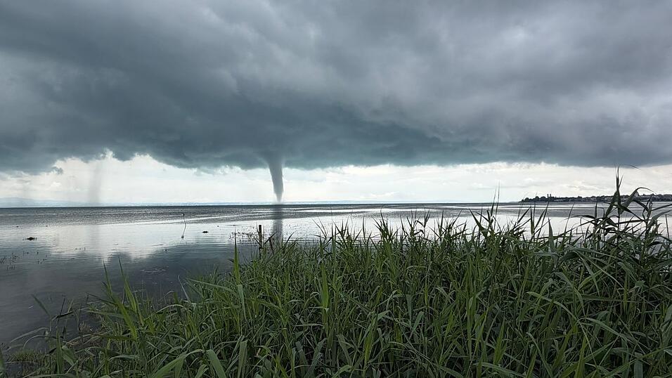 In dem Tornado, der rund 15 Minuten auftrat, bildeten sich Geschwindigkeiten von schätzungsweise 100 bis 150 Kilometern pro Stunde, wie der DWD mitteilte. In dem Tornado, der rund 15 Minuten auftrat, bildeten sich Geschwindigkeiten von schätzungsweise 100 bis 150 Kilometern pro Stunde, wie der DWD mitteilte.