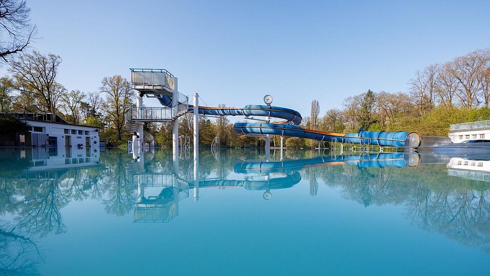 Eine Wasserrutsche spiegelt sich in einem Becken im Stadionbad.