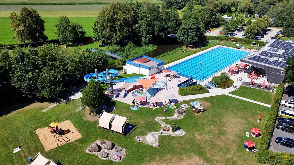 Das Drachensee-Freibad bietet reichlich Platz f&uuml;r Besucher. Im Vordergrund der Bereich, den vor allem junge Familien sehr sch&auml;tzen.