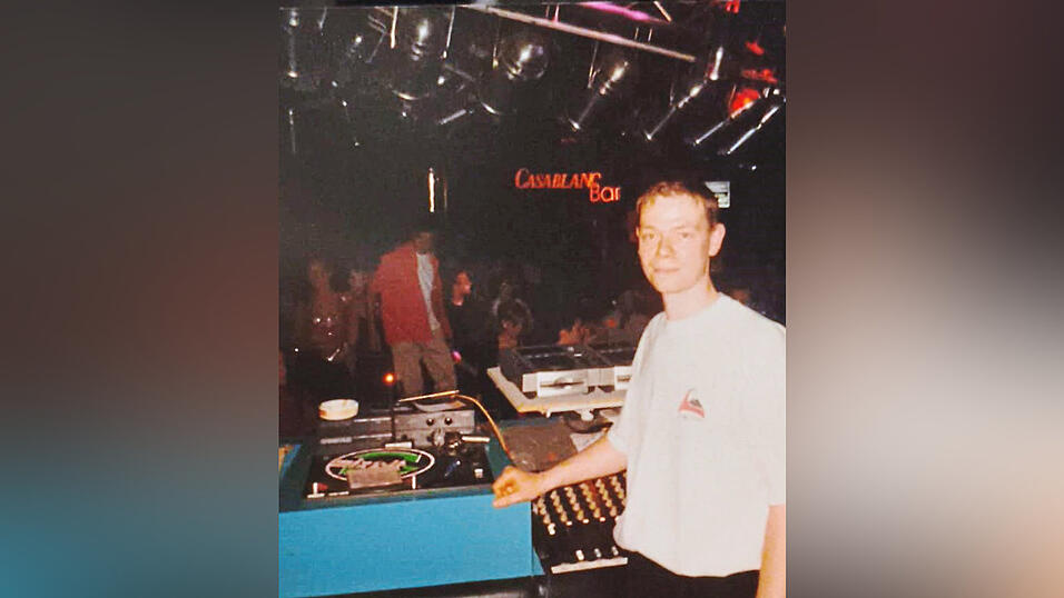 Als Resident-DJ legte Rainer Wimmer (rechts) im 'Extra' auf. Er bezeichnet die Großraumdiskothek als 'Treffpunkt für Elite-DJs'. Schließlich kamen über die Zeit echte Größen der Musikszene an den Unsbacher Berg. Als Resident-DJ legte Rainer Wimmer (rechts) im 'Extra' auf. Er bezeichnet die Großraumdiskothek als 'Treffpunkt für Elite-DJs'. Schließlich kamen über die Zeit echte Größen der Musikszene an den Unsbacher Berg.
