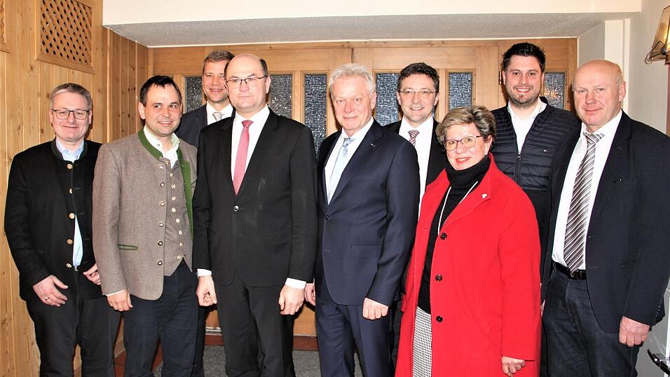 Der neue gew&auml;hlte Bezirksvorstand der Kommunalpolitischen Vereinigung der CSU mit dem Gastredner der Veranstaltung, Bayerns Finanzminister Albert F&uuml;racker (vorne, dritter von links). Als Vorsitzender best&auml;tigt wurde MdB Alois Rainer (vorne, vierter von links).