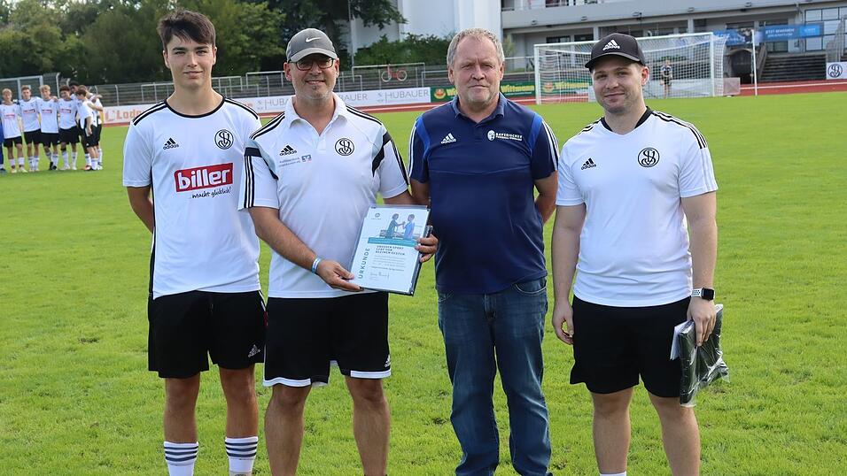 Von links: Moritz Sossau (U17-Kapitän der SVL), Holger Forstmeier, Karl Schlecht und Michael Wieselsberger. Von links: Moritz Sossau (U17-Kapitän der SVL), Holger Forstmeier, Karl Schlecht und Michael Wieselsberger.