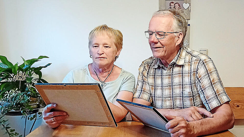 Autor Fritz Fuchs mit Johanna Schmid, geborene Stelzl, beim Sichten alter Aufnahmen. Johanna Schmid verwahrt einen reichen Fundus zur Geschichte von Familie und Anwesen, welcher bis in dessen Gründerzeit zurückgeht. „Wie viele weitere Familien ist sie sich des Werts bewusst und hat die Informationen daraus bereitwillig für das Buch zur Verfügung gestellt“, sagt Fuchs. - Früher wurde ihm zufolge das Stelzlanwesen auch „der Streiferauer“ genannt. Autor Fritz Fuchs mit Johanna Schmid, geborene Stelzl, beim Sichten alter Aufnahmen. Johanna Schmid verwahrt einen reichen Fundus zur Geschichte von Familie und Anwesen, welcher bis in dessen Gründerzeit zurückgeht. „Wie viele weitere Familien ist sie sich des Werts bewusst und hat die Informationen daraus bereitwillig für das Buch zur Verfügung gestellt“, sagt Fuchs. - Früher wurde ihm zufolge das Stelzlanwesen auch „der Streiferauer“ genannt.