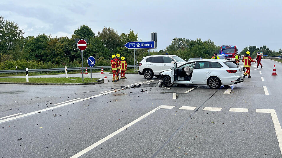 Auf der B20 kam es am Freitagnachmittag zu mehreren Unfällen. Auf der B20 kam es am Freitagnachmittag zu mehreren Unfällen.