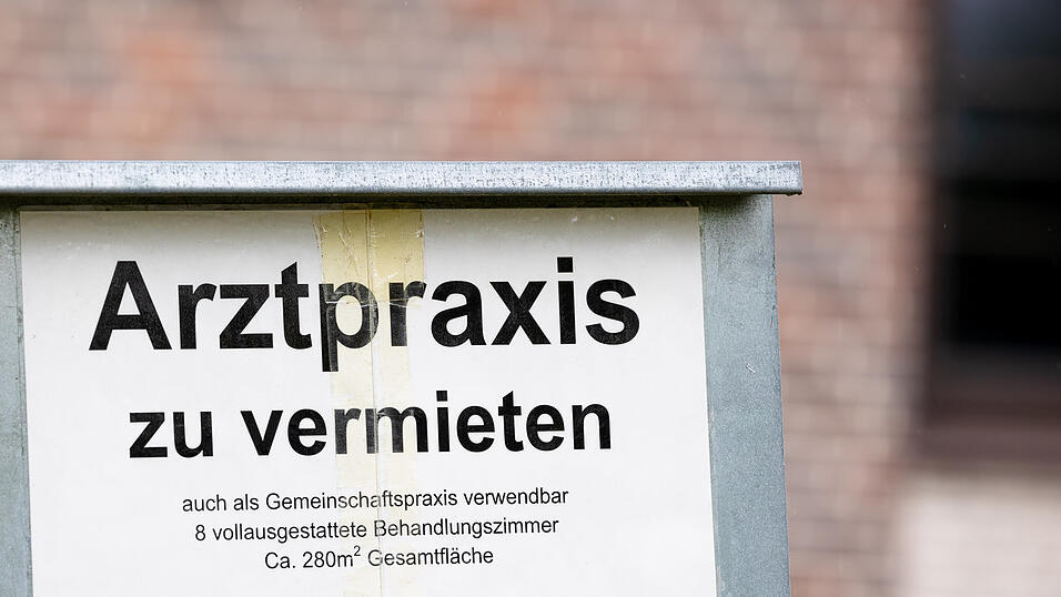 Die Koalition aus CSU und Freien Wählern hat mehrere Anträge gestellt, um den Ärztemangel auf dem Land zu bekämpfen. (Symbolfoto) Die Koalition aus CSU und Freien Wählern hat mehrere Anträge gestellt, um den Ärztemangel auf dem Land zu bekämpfen. (Symbolfoto)