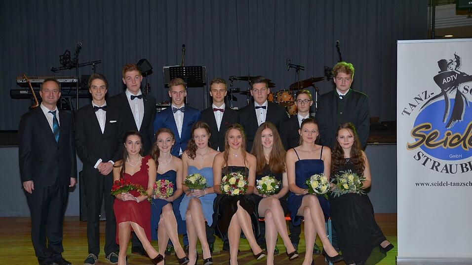 Die Bilder vom Abschlussball der Tanzschule Seidel in der Fraunhofer-Halle am 28. November. Die Bilder vom Abschlussball der Tanzschule Seidel in der Fraunhofer-Halle am 28. November.