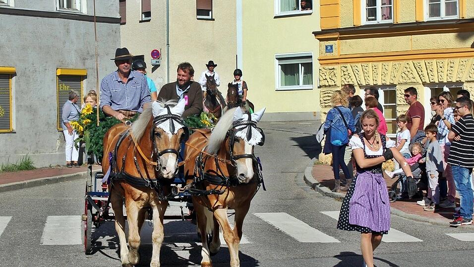 Viele Besucher verfolgten am Sonntag den Umzug auf dem Vilsbiburger Stadtplatz. Viele Besucher verfolgten am Sonntag den Umzug auf dem Vilsbiburger Stadtplatz.