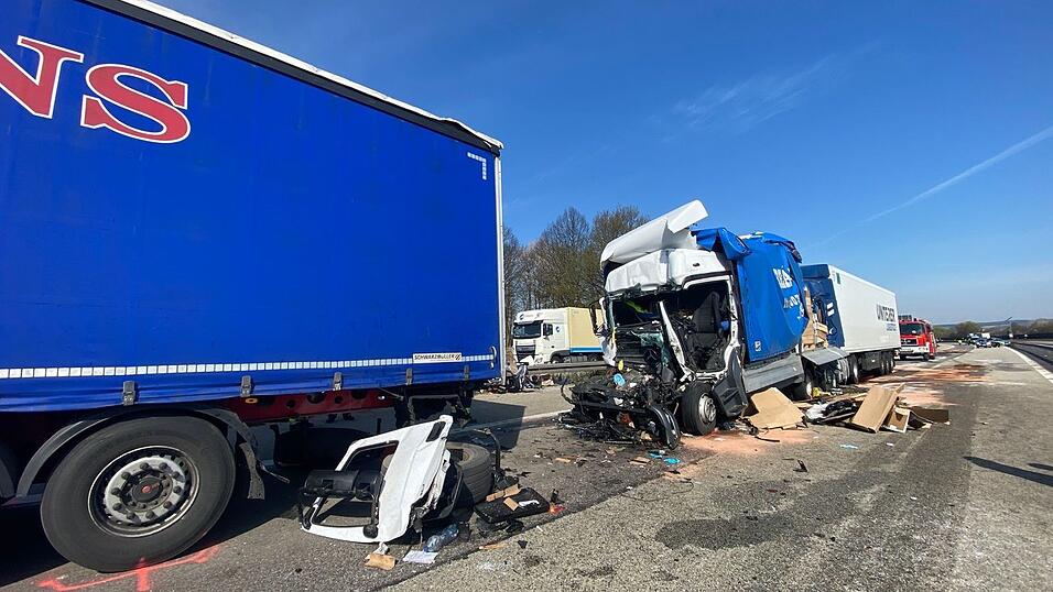Drei Lkw knallten am Mittwochmorgen auf der Autobahn A3 zwischen Sinzing und Regensburg aufeinander. Zwei der Fahrer wurden dabei schwer verletzt.