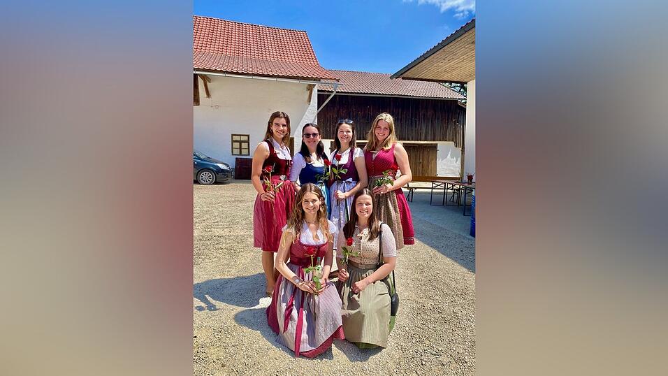 Evi Sagstetter (Zweite Reihe, Zweite von rechts) mit ihren Freundinnen und ihrer Schwester beim letzten Pfingstrosen sammeln, die manchmal auch „nur“ herkömmliche Rosen sind. Auch dieses Jahr ist sie wieder unterwegs. Evi Sagstetter (Zweite Reihe, Zweite von rechts) mit ihren Freundinnen und ihrer Schwester beim letzten Pfingstrosen sammeln, die manchmal auch „nur“ herkömmliche Rosen sind. Auch dieses Jahr ist sie wieder unterwegs.