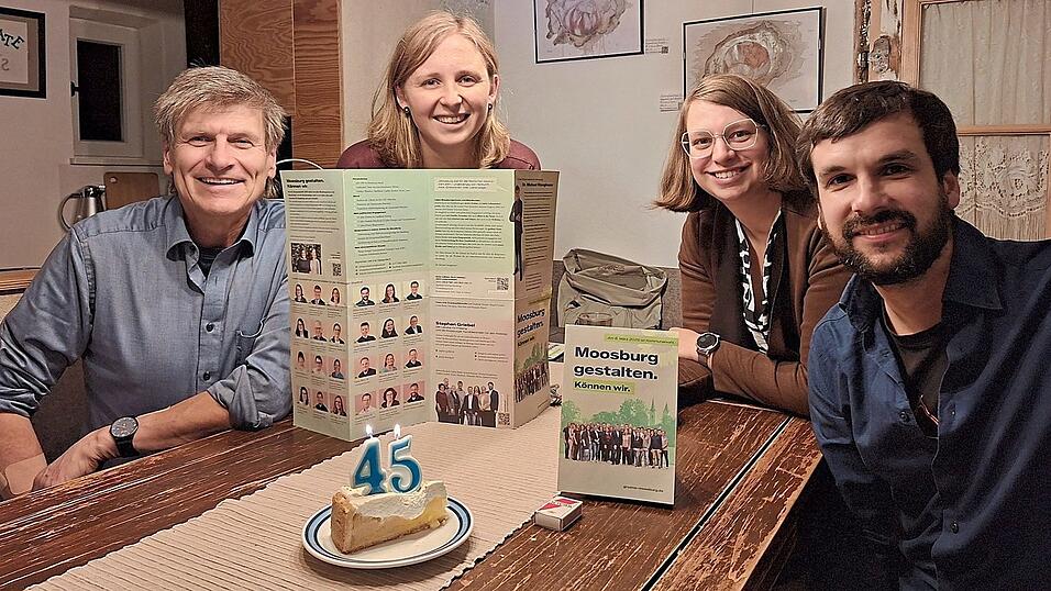 Genau am 45. Geburtstag des Ortsverbandes präsentierten die Grünen ihr Wahlprogramm: (v.l.) Michael Stanglmaier, Ramona Rümelin, Verena Beibl und Kilian Linz.