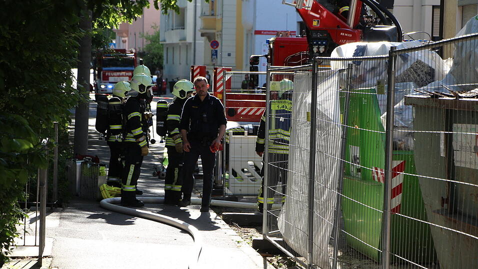 Mit Atemschutz gingen Einsatzkr&auml;fte in das Geb&auml;ude.&nbsp;