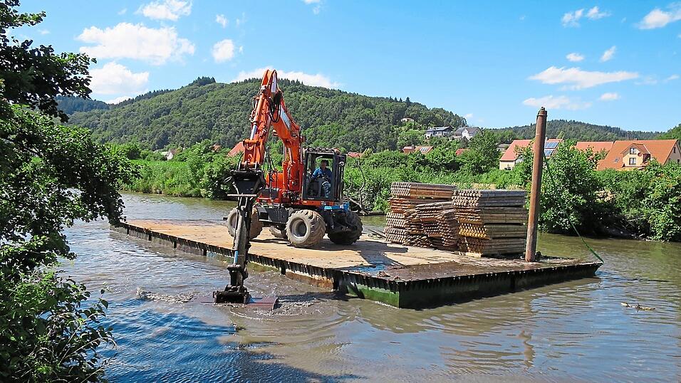 Mit einer extra verlängerten Schaufel stakte und ruderte der Baggerfahrer der holländischen Spezialfirma am Montag die Arbeitsplattform durch das Bacher Altwasser. Mit einer extra verlängerten Schaufel stakte und ruderte der Baggerfahrer der holländischen Spezialfirma am Montag die Arbeitsplattform durch das Bacher Altwasser.