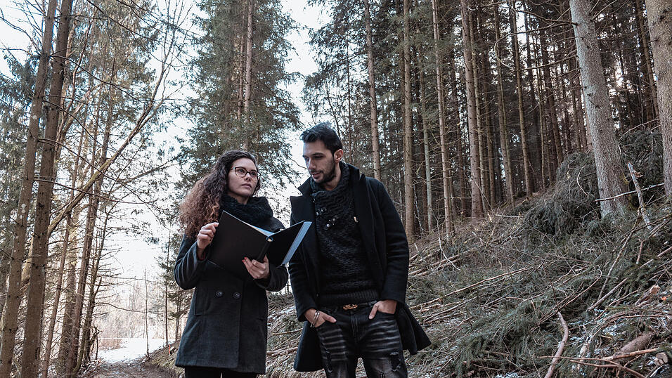 Marina Hoeft und Enrico Saller auf Locationbesichtigung für eine der Waldszenen. Gedreht wird im ganzen Bayerischen Wald, auch im Kreis Regen. Marina Hoeft und Enrico Saller auf Locationbesichtigung für eine der Waldszenen. Gedreht wird im ganzen Bayerischen Wald, auch im Kreis Regen.