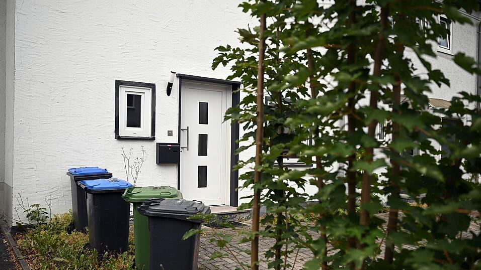 Das Haus, in dem es zu den entsetzlichen Taten gekommen sein soll, liegt in einer ruhigen Reihenhaussiedlung im Grünen. Das Haus, in dem es zu den entsetzlichen Taten gekommen sein soll, liegt in einer ruhigen Reihenhaussiedlung im Grünen.