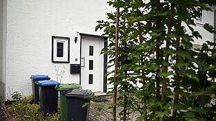 Das Haus, in dem es zu den entsetzlichen Taten gekommen sein soll, liegt in einer ruhigen Reihenhaussiedlung im Grünen. Das Haus, in dem es zu den entsetzlichen Taten gekommen sein soll, liegt in einer ruhigen Reihenhaussiedlung im Grünen.