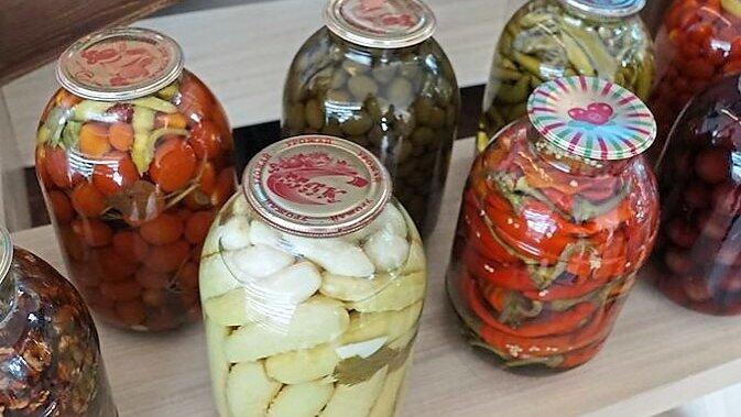 In den Kuchlaktionen wird überschüssiges Gemüse eingemacht, um nichts wegwerfen zu müssen. In den Kuchlaktionen wird überschüssiges Gemüse eingemacht, um nichts wegwerfen zu müssen.