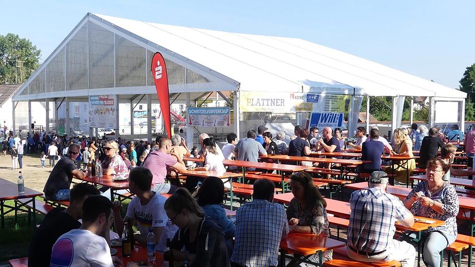 Hunderte freiwillige Helfer haben angepackt und zusammen mit den beiden Initiatoren Werner Biersack und Rudi Dietl das XXL-Schnitzel vorbereitet und gebraten. Das Spektakel vor einem Jahr lockte Tausende Besucher nach Mengkofen.