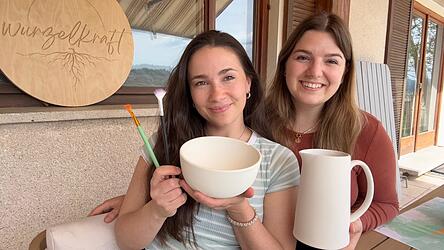 Katharina Bergbauer (l.) und Valentina Hausler er&ouml;ffnen ihre Keramikwerkstatt &bdquo;Wurzelkraft Creative Studio&ldquo; in Gehstorf.