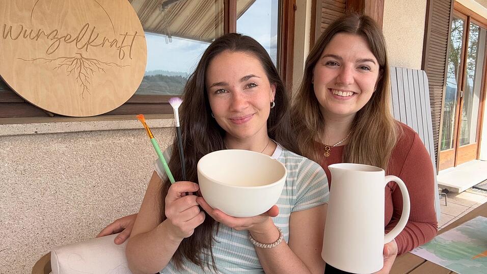 Katharina Bergbauer (l.) und Valentina Hausler er&ouml;ffnen ihre Keramikwerkstatt &bdquo;Wurzelkraft Creative Studio&ldquo; in Gehstorf.