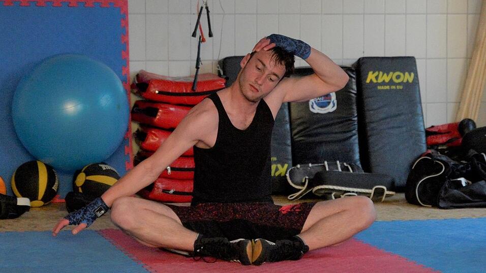 Sinnloses Prügeln? Beim Kampfsport MMA kommt es auch auf die Technik und die geistige und körperliche Fitness an. Sinnloses Prügeln? Beim Kampfsport MMA kommt es auch auf die Technik und die geistige und körperliche Fitness an.