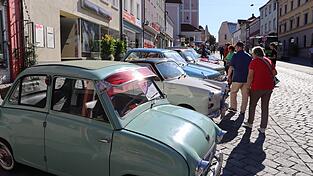 Die Besucher schlenderten den Oberen Stadtplatz entlang und genossen den Anblick der Oldtimer.