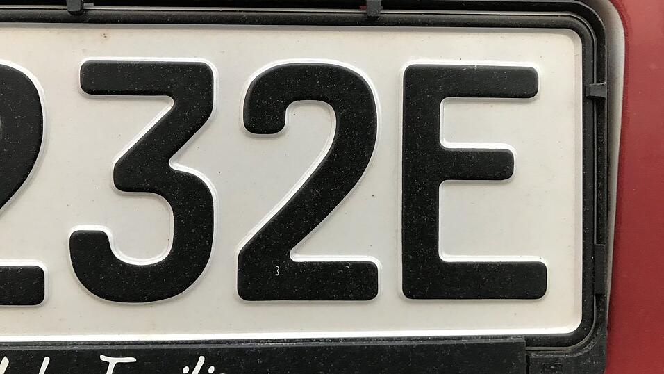 E-Autos sollen nach dem Willen des Freistaats drei Stunden kostenlos parken dürfen. E-Autos sollen nach dem Willen des Freistaats drei Stunden kostenlos parken dürfen.