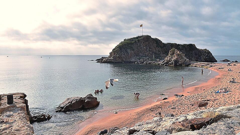Morgens ist der Strand von Blanes meist noch leer. Die Felsengruppe Sa Palomera, die hier das Mittelmeer umspült, gilt als Tor zur Costa Brava, der „Wilden Küste“. Am Ostrand Kataloniens erstreckt sie sich fast bis nach Frankreich. Morgens ist der Strand von Blanes meist noch leer. Die Felsengruppe Sa Palomera, die hier das Mittelmeer umspült, gilt als Tor zur Costa Brava, der „Wilden Küste“. Am Ostrand Kataloniens erstreckt sie sich fast bis nach Frankreich.