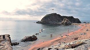 Morgens ist der Strand von Blanes meist noch leer. Die Felsengruppe Sa Palomera, die hier das Mittelmeer umspült, gilt als Tor zur Costa Brava, der „Wilden Küste“. Am Ostrand Kataloniens erstreckt sie sich fast bis nach Frankreich. Morgens ist der Strand von Blanes meist noch leer. Die Felsengruppe Sa Palomera, die hier das Mittelmeer umspült, gilt als Tor zur Costa Brava, der „Wilden Küste“. Am Ostrand Kataloniens erstreckt sie sich fast bis nach Frankreich.