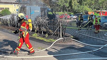 Die Feuerwehren konnten den Heckbrand schnell l&ouml;schen. Der Schaden war am Ende aber trotzdem hoch.