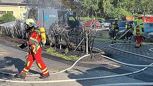 Die Feuerwehren konnten den Heckbrand schnell löschen. Der Schaden war am Ende aber trotzdem hoch. Die Feuerwehren konnten den Heckbrand schnell löschen. Der Schaden war am Ende aber trotzdem hoch.