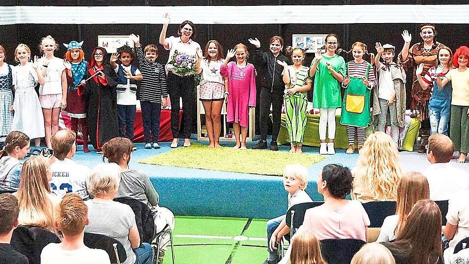 Die vom Schulförderverein unterstützte Arbeitsgemeinschaft 'Theater' der Placidus-Heinrich-Grundschule Schierling hatte allen Grund sich nach der sehr gelungenen Aufführung von 'Der Stein der Fantasie' ausgelassen zu freuen. Die vom Schulförderverein unterstützte Arbeitsgemeinschaft 'Theater' der Placidus-Heinrich-Grundschule Schierling hatte allen Grund sich nach der sehr gelungenen Aufführung von 'Der Stein der Fantasie' ausgelassen zu freuen.