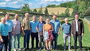 Franz Wittmann (BürgerEnergie Bayerwald), Bürgermeister Wolfgang Kürzinger, Andreas Schuhbauer von der Sparkasse, Anlagenbetreiber Josef Wagner, BBV-Geschäftsführer Franz Kerscher, Jürgen Schindlatz, Magdalena Dotzler, Martin Mühlbauer, Gerhard Ascherl (alle BürgerEnergie Bayerwald) und Landrat Christian Schindler (von links) beim Besichtigen der Agri-PV-Anlage Franz Wittmann (BürgerEnergie Bayerwald), Bürgermeister Wolfgang Kürzinger, Andreas Schuhbauer von der Sparkasse, Anlagenbetreiber Josef Wagner, BBV-Geschäftsführer Franz Kerscher, Jürgen Schindlatz, Magdalena Dotzler, Martin Mühlbauer, Gerhard Ascherl (alle BürgerEnergie Bayerwald) und Landrat Christian Schindler (von links) beim Besichtigen der Agri-PV-Anlage