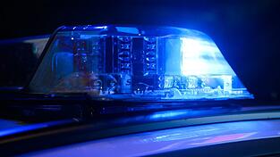 Auf der Fahrbahn dokumentierten Polizeibeamte eine rund 50 Meter lange Bremsspur. (Symbolbild) Auf der Fahrbahn dokumentierten Polizeibeamte eine rund 50 Meter lange Bremsspur. (Symbolbild)