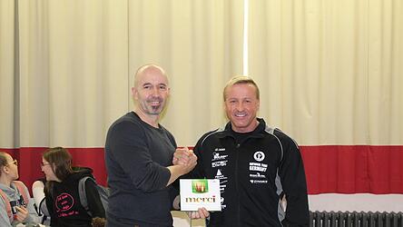 Lehrer Alexander Blass stellt den amtierenden Deutschen Meister der Mastersklasse im Bodybuilding, Klaus Sturm, vor.