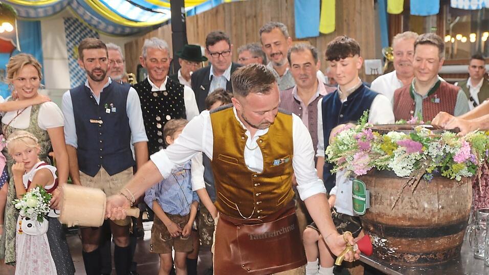 Auf dem Taufkirchener Volksfest geht es schon rund.