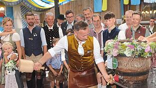 Auf dem Taufkirchener Volksfest geht es schon rund.