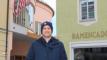 Alex Desentis vor dem 1954 erbauten Gloria.