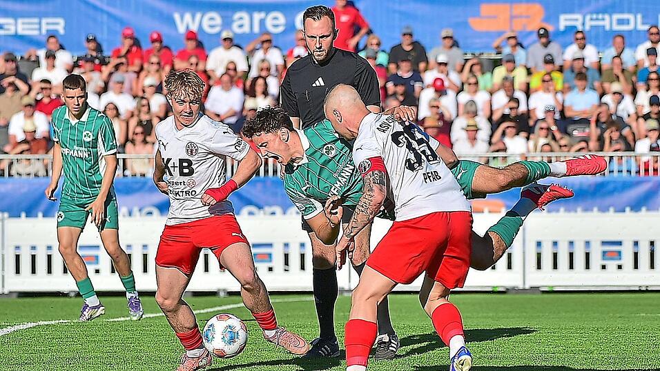 Konstantin Landstorfer (l.), Marco Pfab (r.) und Co. werden den F&uuml;rthern mit Jakob Engel (gr&uuml;n) allein mit H&auml;rte im R&uuml;ckspiel sicher nicht Herr werden.