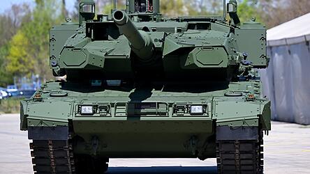 Ein Kampfpanzer Leopard 2 steht auf dem Werksgel&auml;nde des Unternehmens KNDS vor einer Werkshalle. Ausgaben f&uuml;r milit&auml;rische Ger&auml;te sind auf einem Rekordhoch.