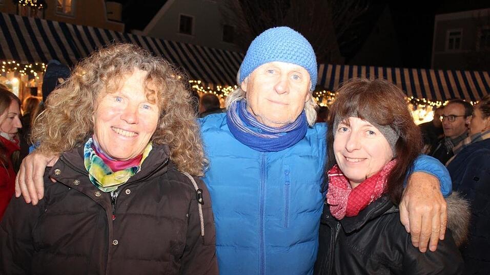 Die Perchtengruppe 'Frisinger Fratz'n' trat am Mittwochabend auf dem Landshuter Christkindlmarkt auf. Die Perchtengruppe 'Frisinger Fratz'n' trat am Mittwochabend auf dem Landshuter Christkindlmarkt auf.