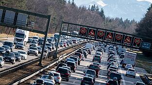 Auf der Autobahn 8 Richtung Alpen dürfte es rund um Ostern wieder viele Staus geben. (Archivbild) Auf der Autobahn 8 Richtung Alpen dürfte es rund um Ostern wieder viele Staus geben. (Archivbild)