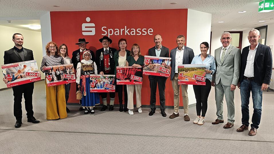 Oberbürgermeister Markus Pannermayr (rechts) und Vorstandsvorsitzender der Sparkasse Niederbayern-Mitte Walter Strohmaier (2.v.r.) übergaben sechs Spendenschecks im Gesamtwert von 7.000 Euro an die Verteter von Freiwilligenzentrum, FEM-Connect, Trachtenverein Immergrün, Paul-Theater, Verein zum Erhalt des Burgtheaters und FTSV Straubing. Oberbürgermeister Markus Pannermayr (rechts) und Vorstandsvorsitzender der Sparkasse Niederbayern-Mitte Walter Strohmaier (2.v.r.) übergaben sechs Spendenschecks im Gesamtwert von 7.000 Euro an die Verteter von Freiwilligenzentrum, FEM-Connect, Trachtenverein Immergrün, Paul-Theater, Verein zum Erhalt des Burgtheaters und FTSV Straubing.