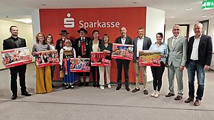 Oberbürgermeister Markus Pannermayr (rechts) und Vorstandsvorsitzender der Sparkasse Niederbayern-Mitte Walter Strohmaier (2.v.r.) übergaben sechs Spendenschecks im Gesamtwert von 7.000 Euro an die Verteter von Freiwilligenzentrum, FEM-Connect, Trachtenverein Immergrün, Paul-Theater, Verein zum Erhalt des Burgtheaters und FTSV Straubing. Oberbürgermeister Markus Pannermayr (rechts) und Vorstandsvorsitzender der Sparkasse Niederbayern-Mitte Walter Strohmaier (2.v.r.) übergaben sechs Spendenschecks im Gesamtwert von 7.000 Euro an die Verteter von Freiwilligenzentrum, FEM-Connect, Trachtenverein Immergrün, Paul-Theater, Verein zum Erhalt des Burgtheaters und FTSV Straubing.