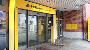 Postkasten und Briefmarkenautomat sind schon im August abmontiert worden. Nun schließt im Januar auch das Postbank-Center. Postkasten und Briefmarkenautomat sind schon im August abmontiert worden. Nun schließt im Januar auch das Postbank-Center.