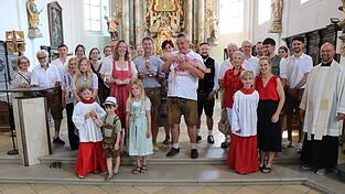 Eine gro&szlig;e Taufgemeinde hatte sich in der Stadtpfarrkirche eingefunden: In der Mitte der Taufpate Peter Weber jun., links die Eltern und vorne der kleine Bruder des T&auml;uflings.